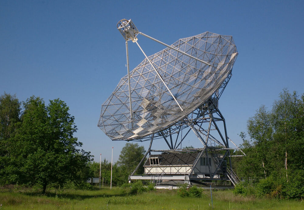 De radiotelescoop van Dwingeloo tegen een strakblauwe lucht