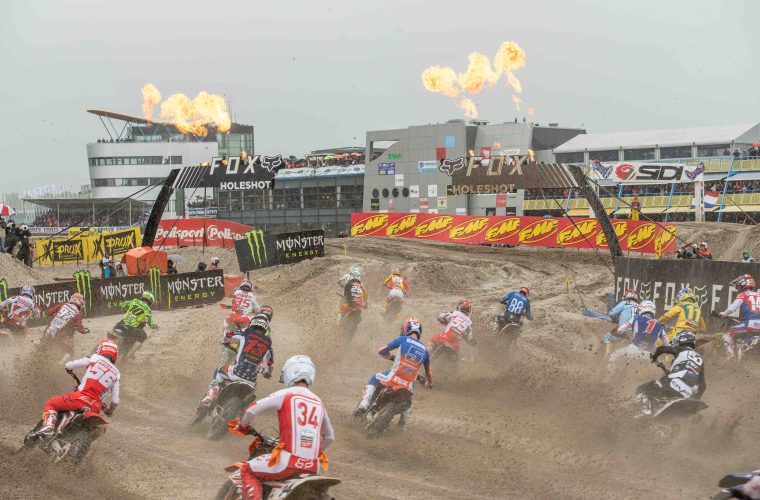 Motorcrossers in actie op het TT Circuit Assen tijdens de Motocross of Nations, met springkuilen en onverhard terrein