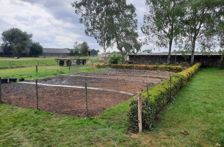 Moestuin en gebouwen van Zorgboerderij De Vrije Vogels in Beilen